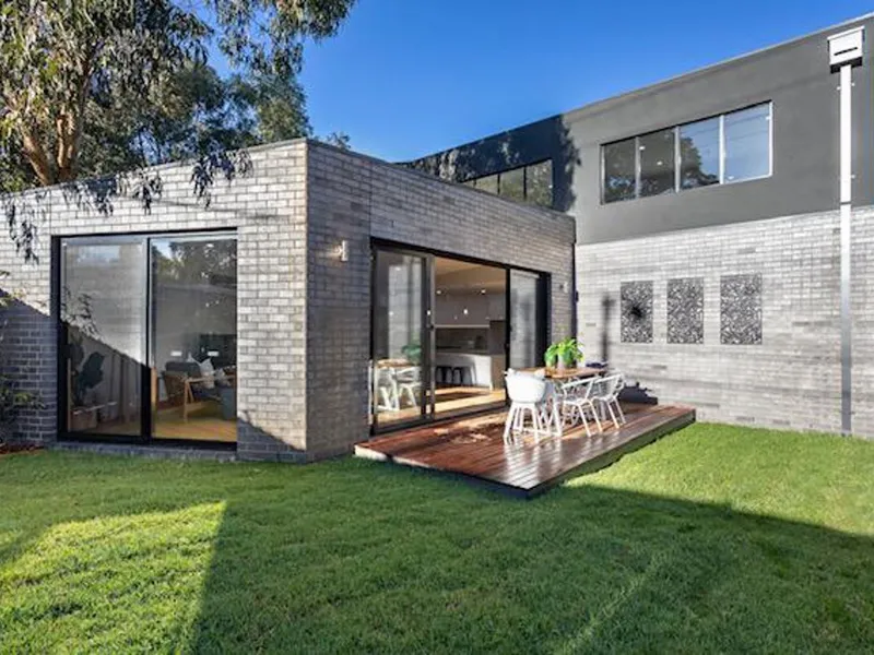 Modern 4 Bedroom Townhouse in Great Location