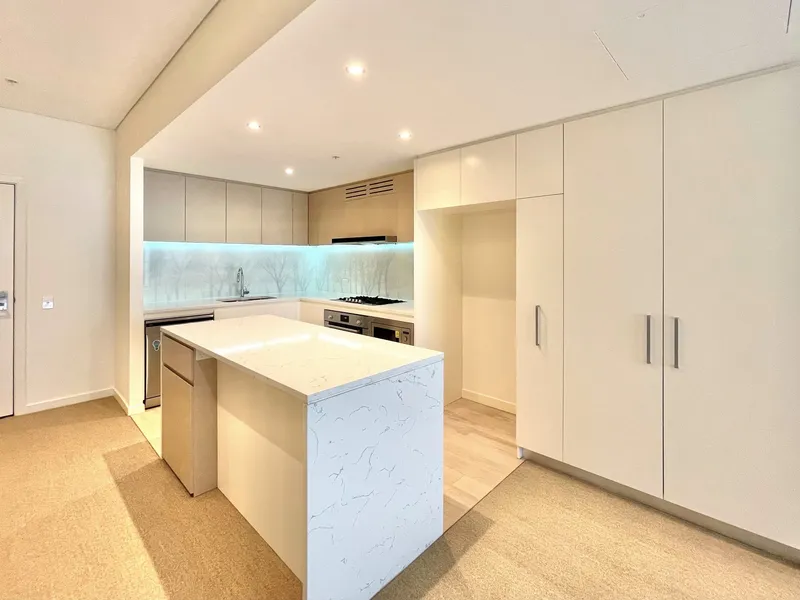 Marina Square - High level north facing executive one bedroom with river views