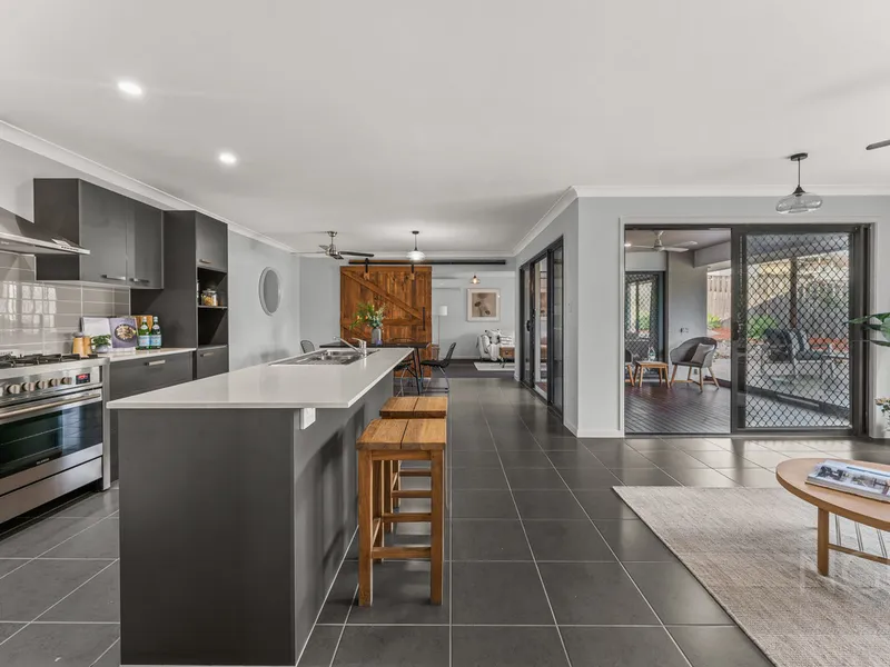 Finished. Functional. Family. (859m2)