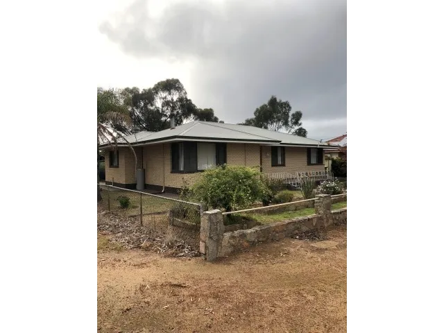 BRICK 3 X 1 FAMILY HOME.