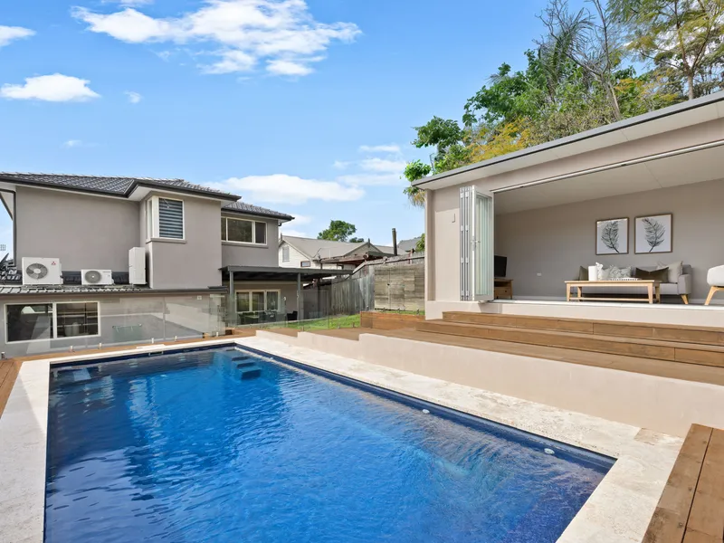 Luxe Family Entertainer in a Leafy Central Setting