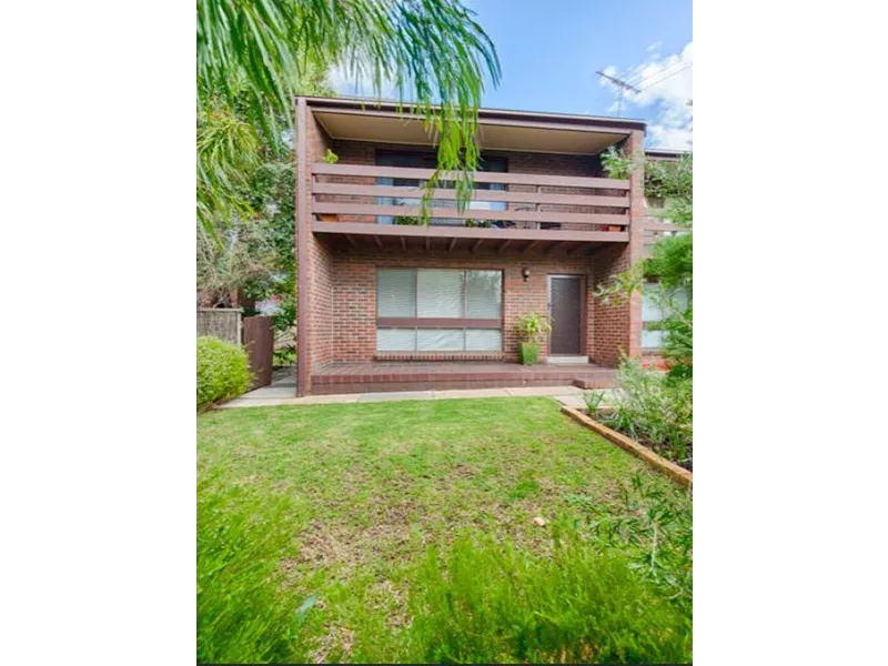 Lovely furnished townhouse close to CBD