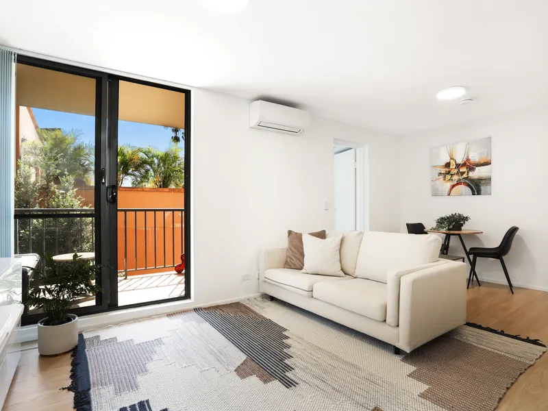 Beautiful One Bedroom Apartment with A/C Moments to RPA and King Street