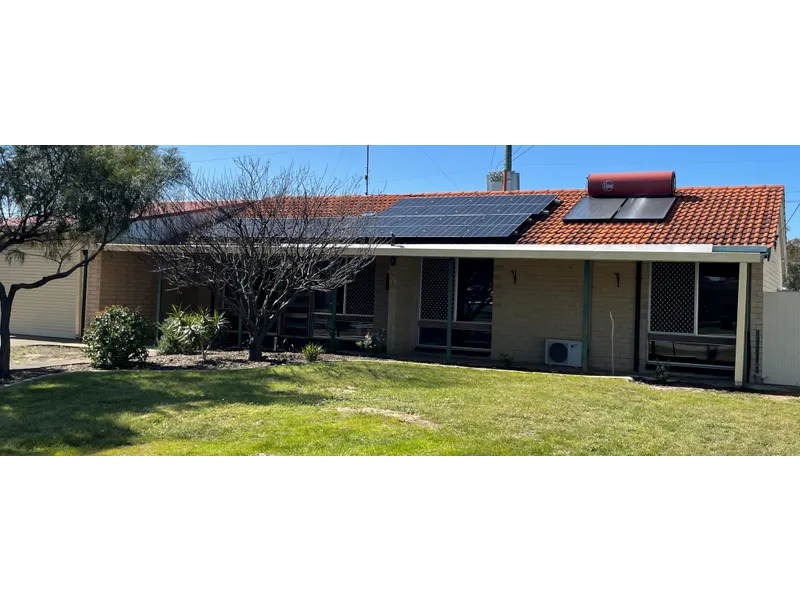 4 x1 SECURE HOME WITH A POOL