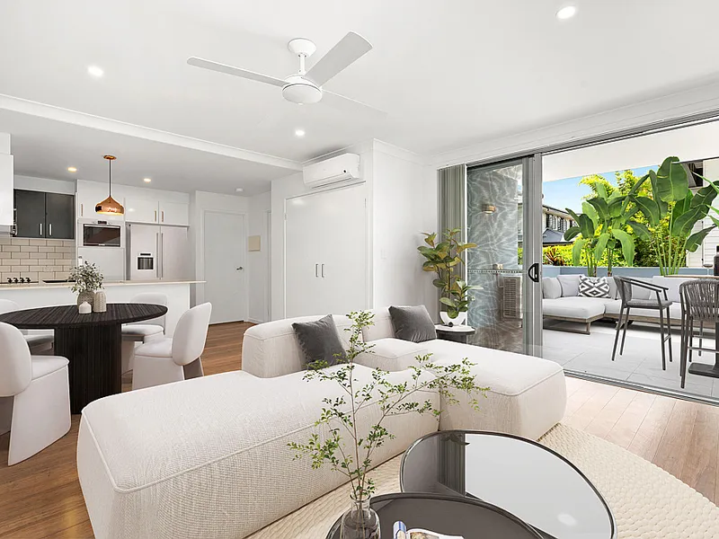 Central, lift-serviced apartment in boutique complex of just six!