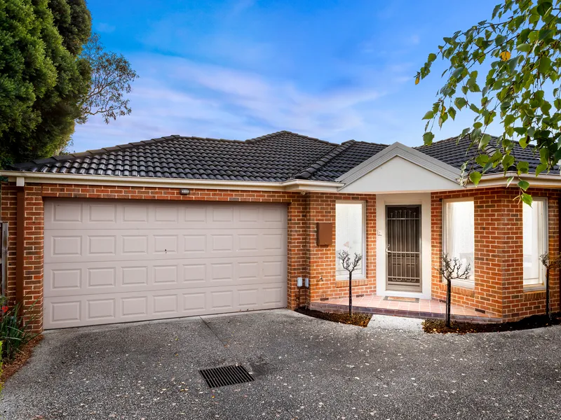 A stylish and relaxed downsizer with 3 secure car spaces!