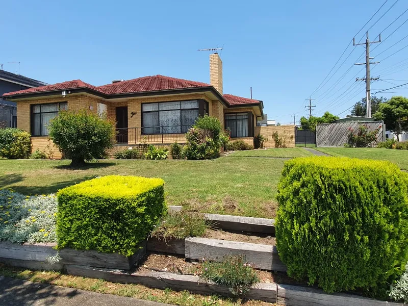 VERY SPACIOUS WELL MAINTAINED HOME WITH 2 LIVING ZONES IN THE MOUNT WAVERLEY SCHOOL ZONE