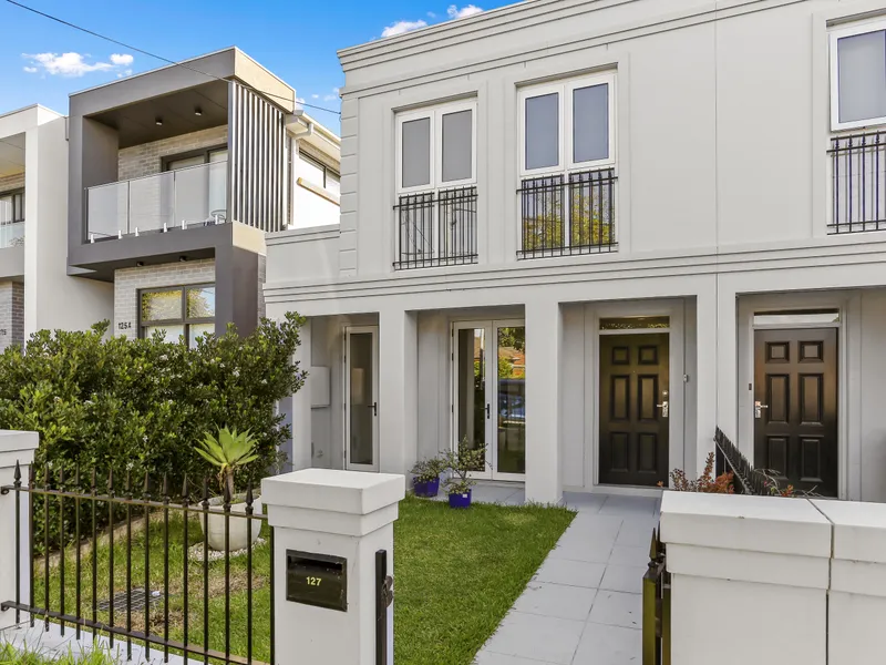 SPACIOUS BRIGHT LIGHT 4 BEDROOM DUPLEX WITH DOUBLE GARAGE