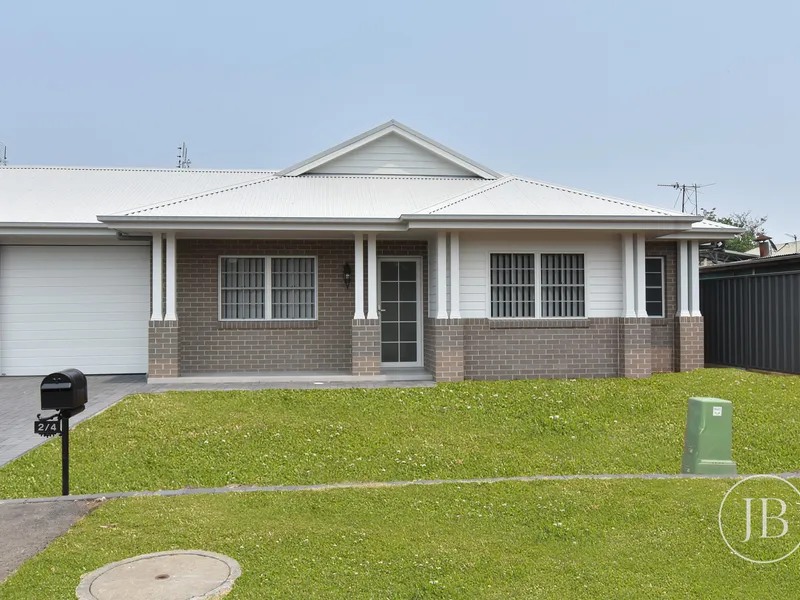 NEAR NEW DUPLEX - GROUNDS MAINTENANCE INCLUDED