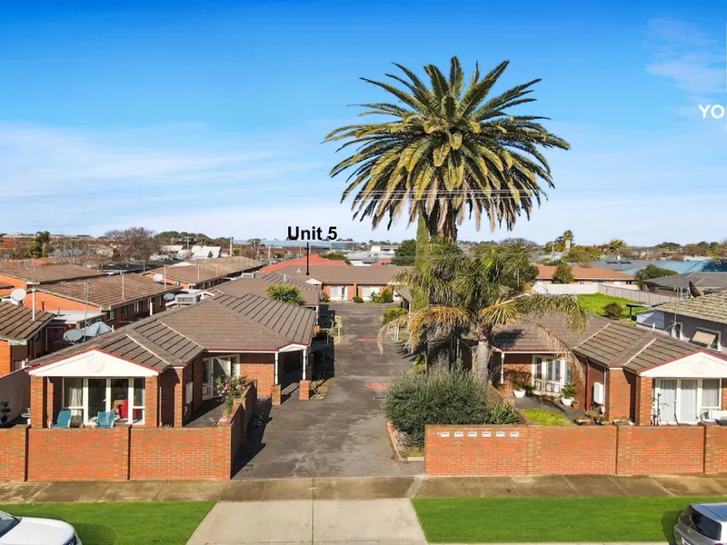 Central Shepparton Unit - 3 Bedrooms, 2 Bathroom + Double Garage