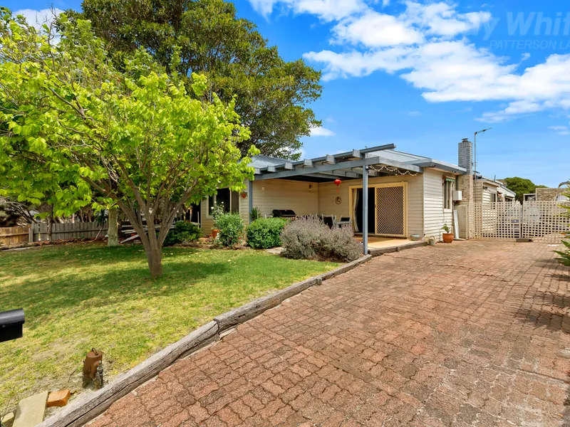 Develop on almost 1000sqm, metres to the bay