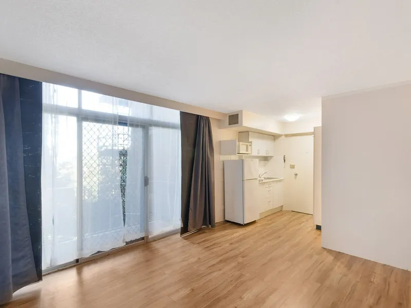 PRIVATE STUDIO WITH LEAFY OUTLOOK!!!