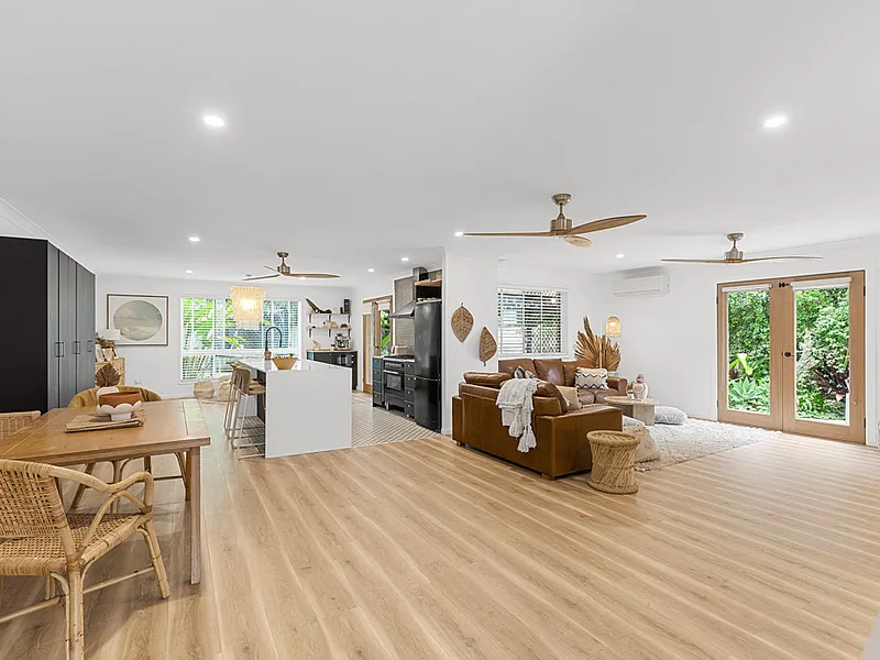 FULLY RENOVATED FAMILY HOME! QUIET CUL-DE-SAC LOCATION ON A 700M2 BLOCK!