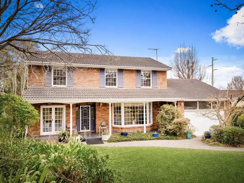 Colonial Charm - Prestigious Position!