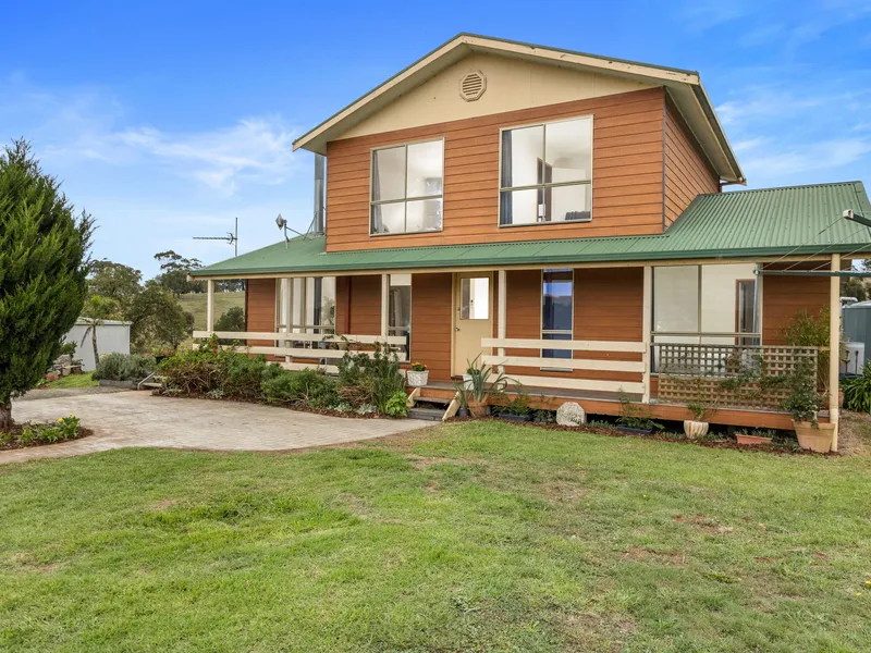 Great Location, Small Acreage & Neat Family Home!