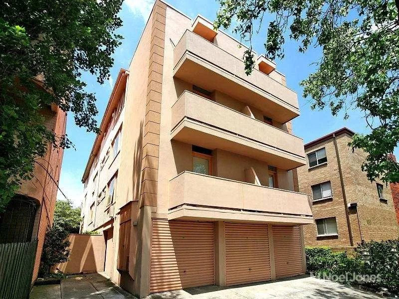 SECOND LEVEL APARTMENT IN A GREAT LOCATION