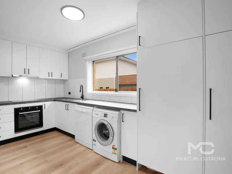 *******TASTEFULLY RENOVATED 1 BEDROOM APARTMENT + WASHER/DRYER ***************