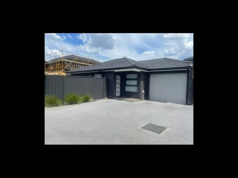 MODERN UNIT IN THE HEART OF TULLAMARINE