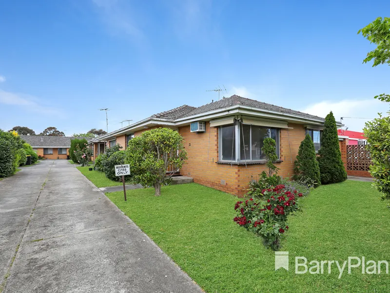 OVERSIZED UNIT IN THE HEART OF MENTONE