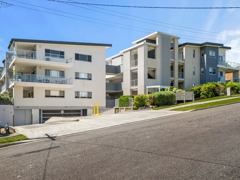 TOP LEVEL 2 BEDROOM UNIT IN IDEAL LOCATION!