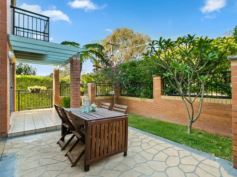 Modern 2 storey family townhouse with great outdoor space