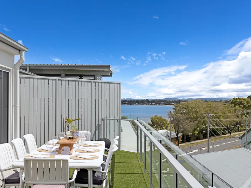 Wonderful Woody Point - Glorious Sunsets - Private Rooftop Deck