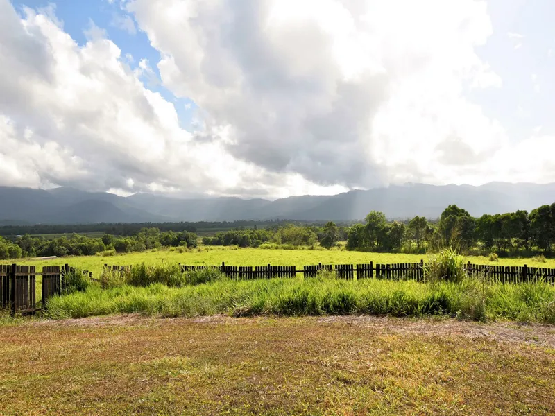 LIFESTYLE PROPERTY WITH CAPTIVATING MOUNTAIN VIEWS