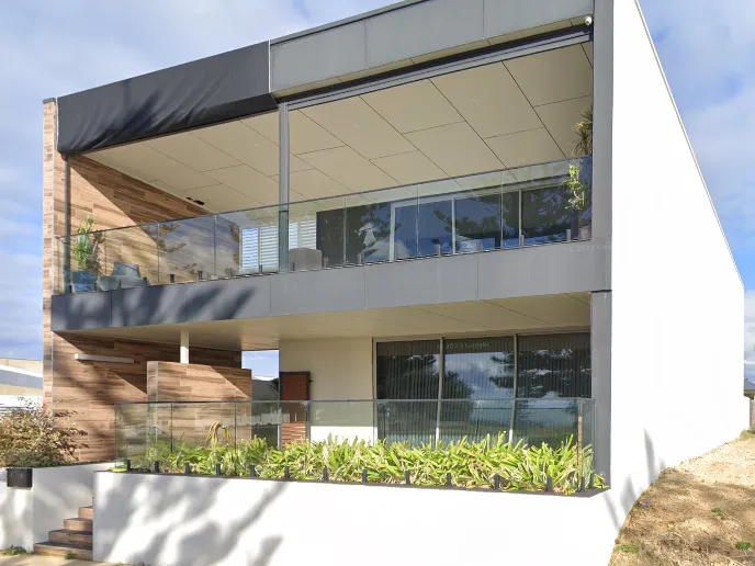 SEASCAPES GROUND FLOOR WATERFRONT RETREAT