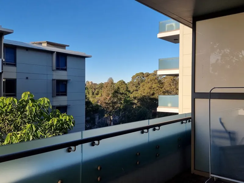 Close to the MQ uni and many businesses Fully Furnished 1 bedroom plus Study apartment at Meriton building!!