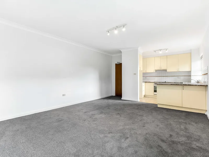LARGE & QUIET ONE BEDROOM APARTMENT