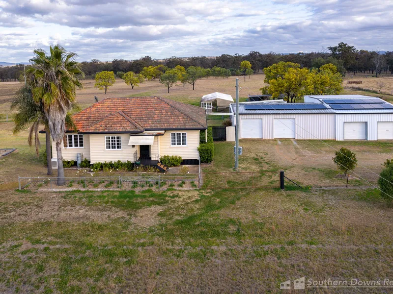 10 ACRES OF ENVIABLE LIFESTYLE!