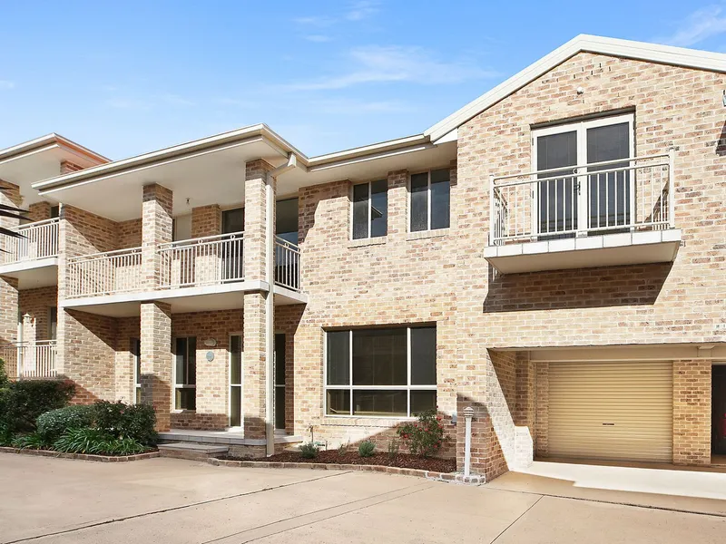 Large Four Bedroom Town House, 2 Livings, Modern & Ready to Move In