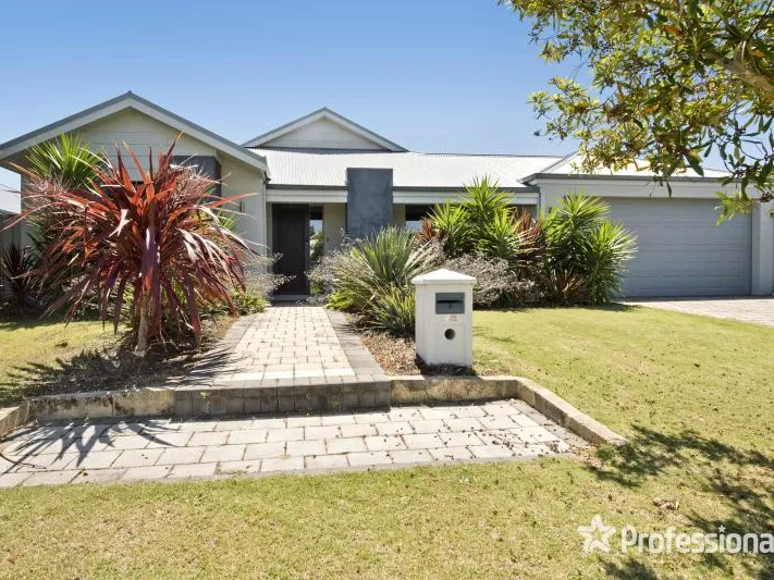 LARGE FAMILY HOME WITH POWERED SHED