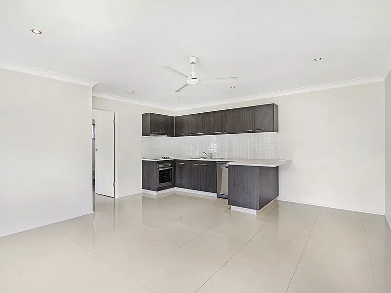 NEAT & TIDY MODERN UNIT IN QUIET BLOCK