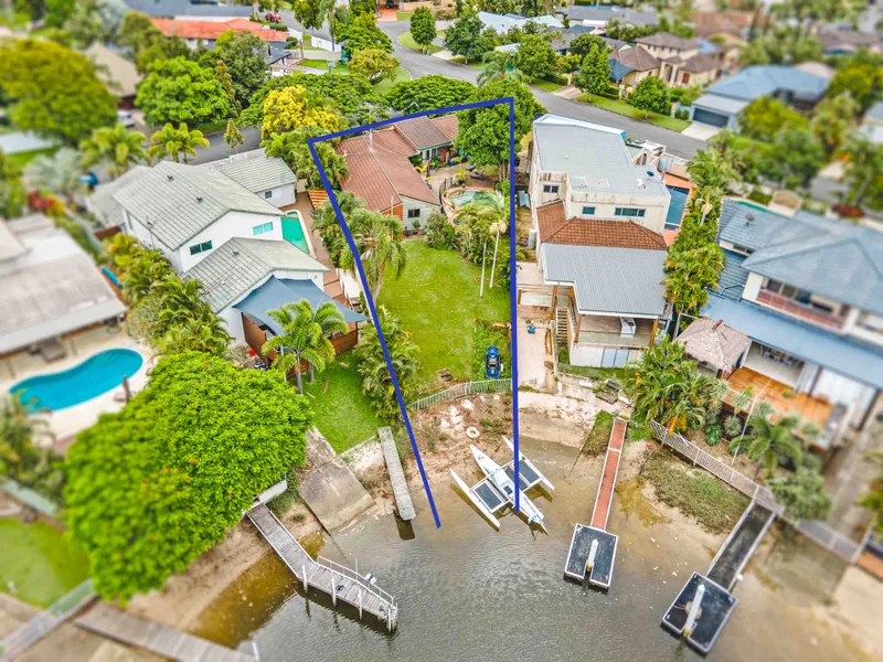 SORRENTO WATERFRONT HOME ON A HUGE 967 SQ MT BLOCK EAST FACING