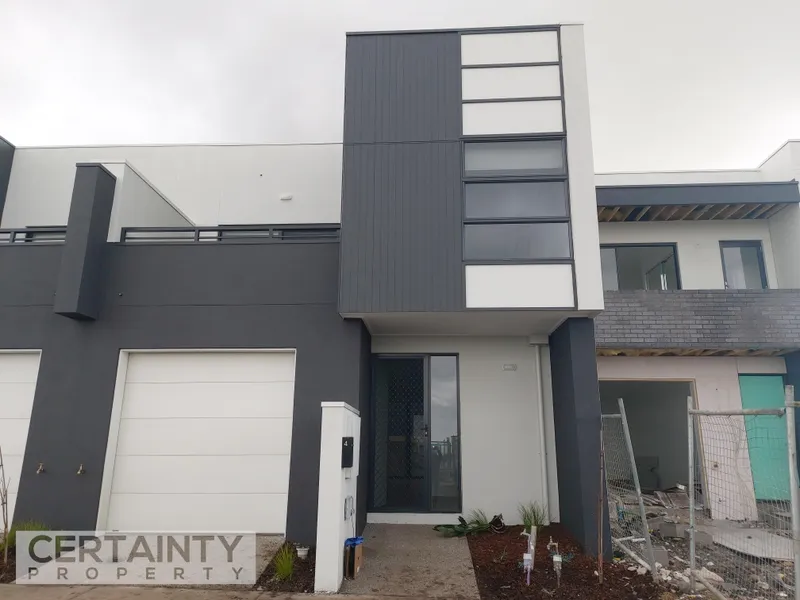 Stunning Townhouse Offering Comfort And Style!