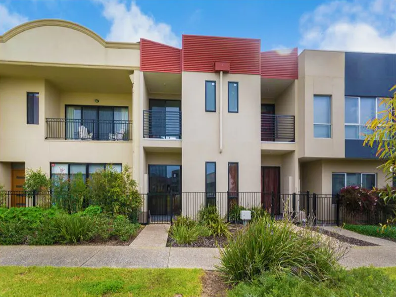 Townhouse in Mawson Lakes near University and Shops