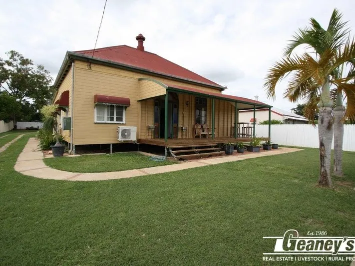 SPACIOUS  5 BEDROOM QUEENSLANDER