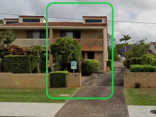 Townhouse close to shops & schools