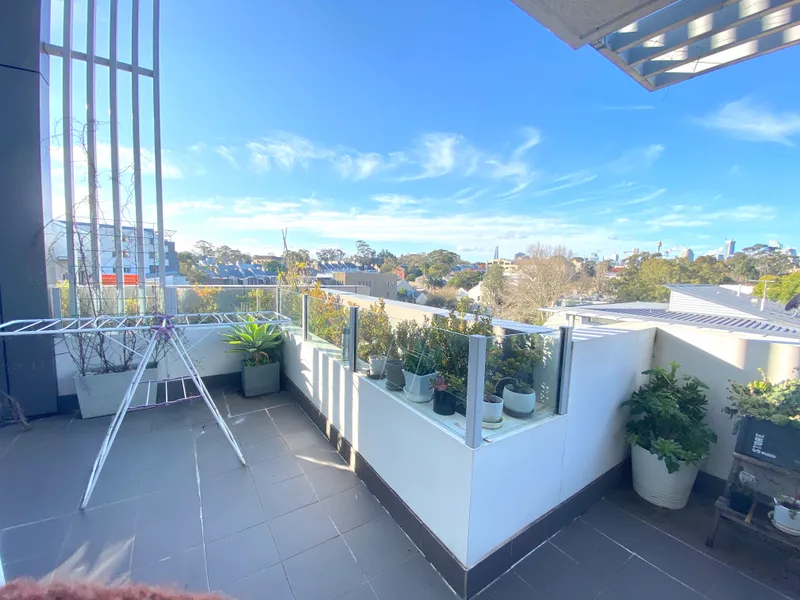 Fully Furnished light-filled 1 Bedroom Apartment on Quiet Side Street