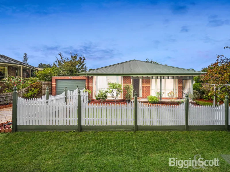 REDESIGNED SINGLE LEVEL SUPERSTAR IN THE QUIETEST OF COURTS!