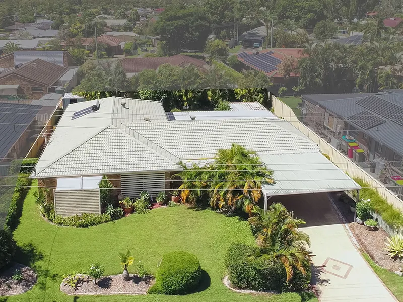 FAMILY LIFESTYLE with 5 Car accommodation – 785m2 block