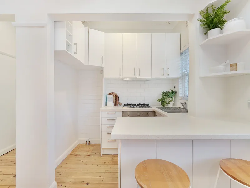 Bright & Sunlit, Top Floor Apartment in Beachside Locale