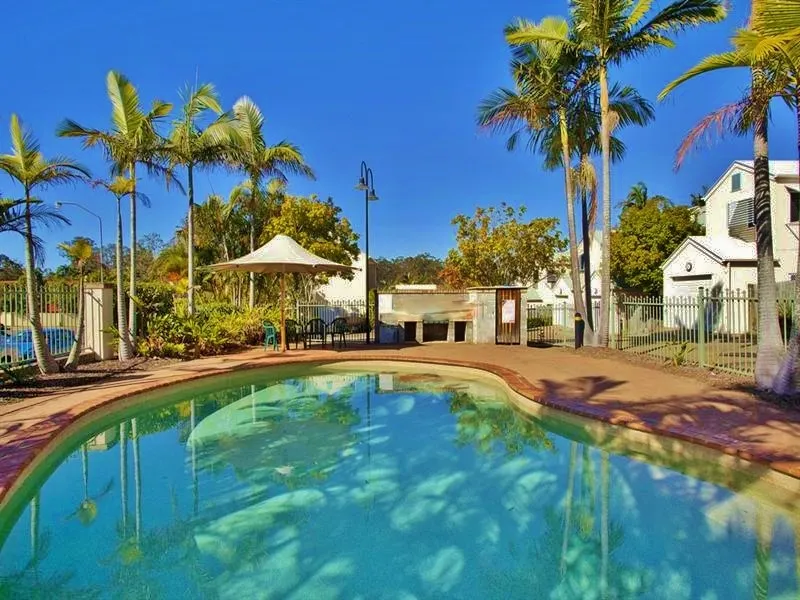 Comfortable Town Home Living - Pool - Air Con - Courtyard