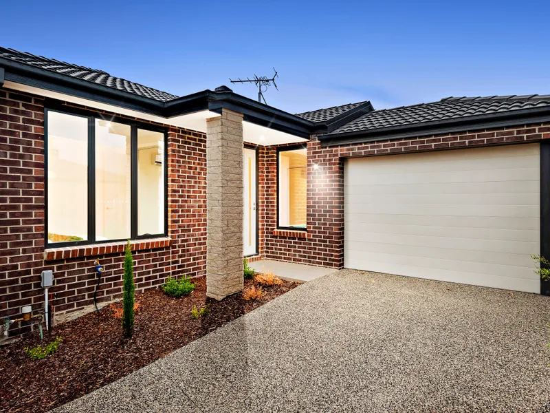 MODERN SINGLE LEVEL RESIDENCE FFERING GREAT SPACE AND LOW MAINTENANCE LIVING