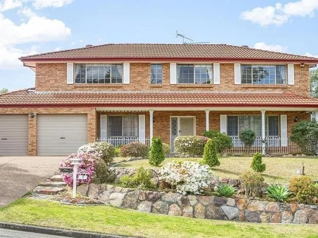 THIS LARGE RESIDENCE IS PERFECT FOR YOUR GROWING FAMILY
