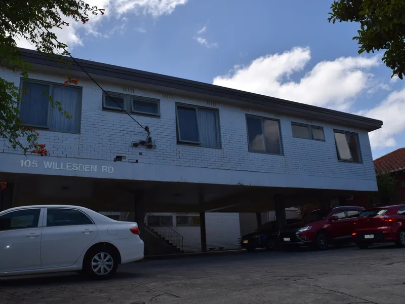 Walk to Oakleigh Train Station and Shops