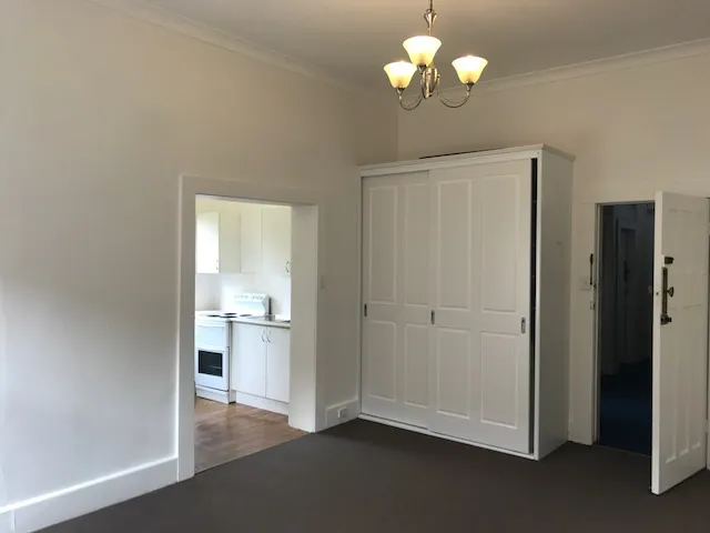 Oversized, Studio Apartment in Wollstonecraft