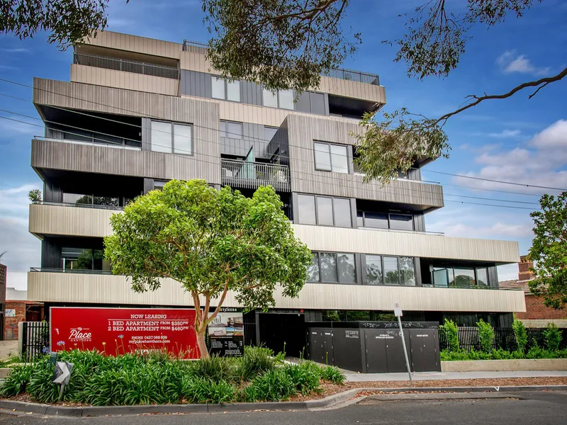 Spacious One Bedroom Apartment + Car Space, Located In Hawthorn East!