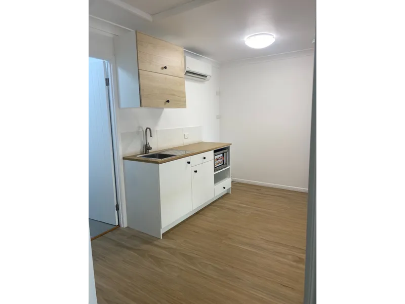 NEAR NEW 1 BEDROOM UNIT IN BLACKS BEACH!
